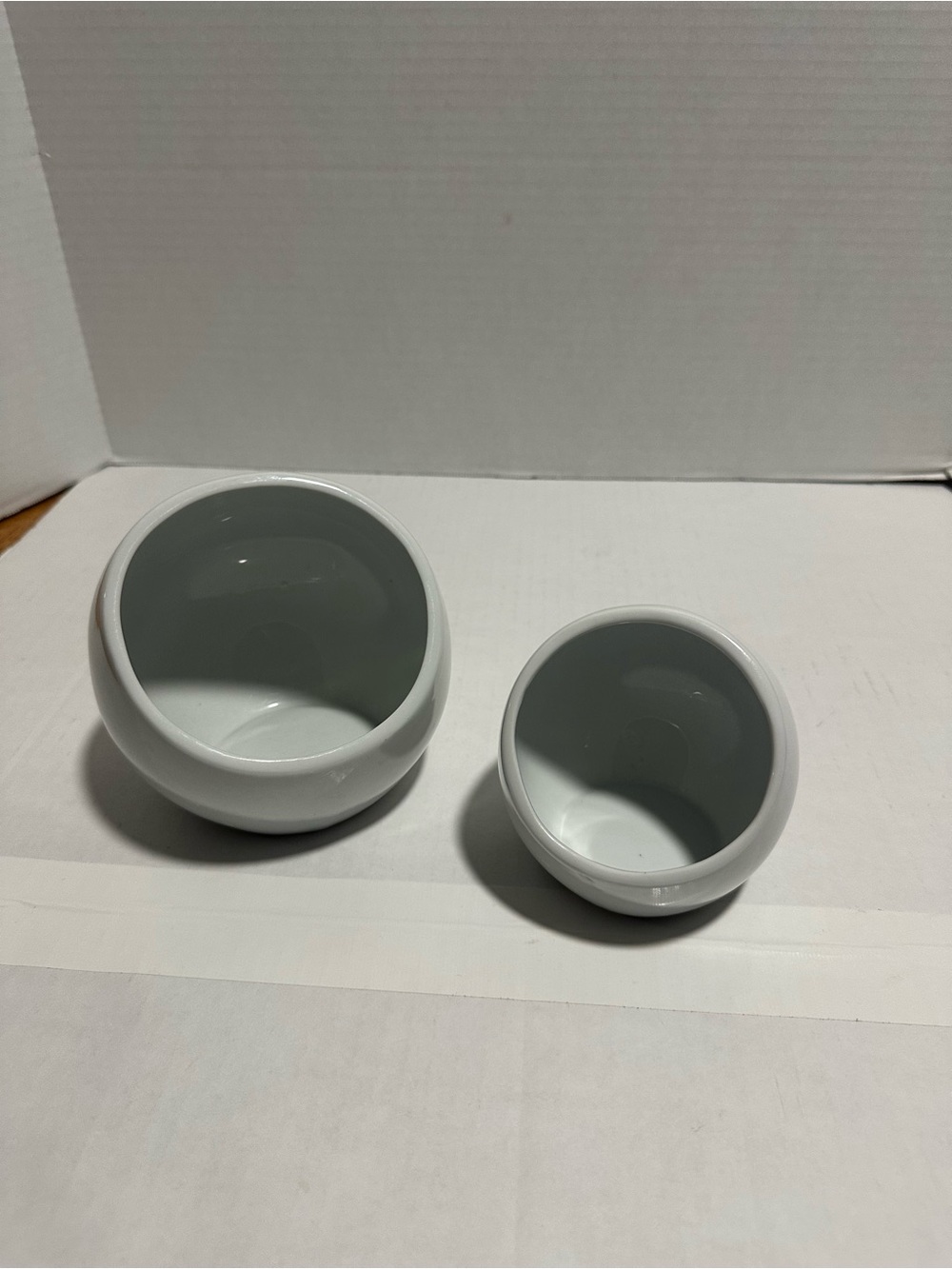 A set of B.I.A scoop bowls